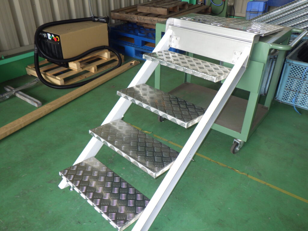 アルミ製 縞鋼板階段