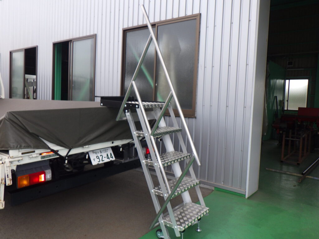 手すり付き　収納機能付き階段①