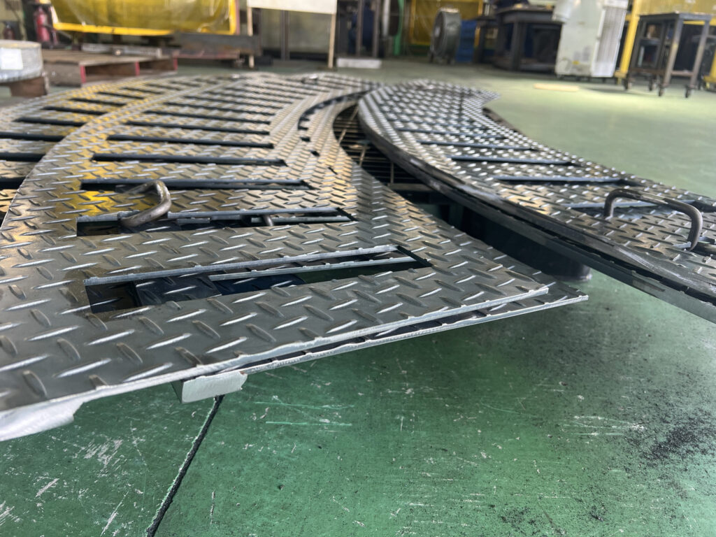 6分割構造で搬入・設置をスムーズに！取っ手付きステンレス製炉蓋