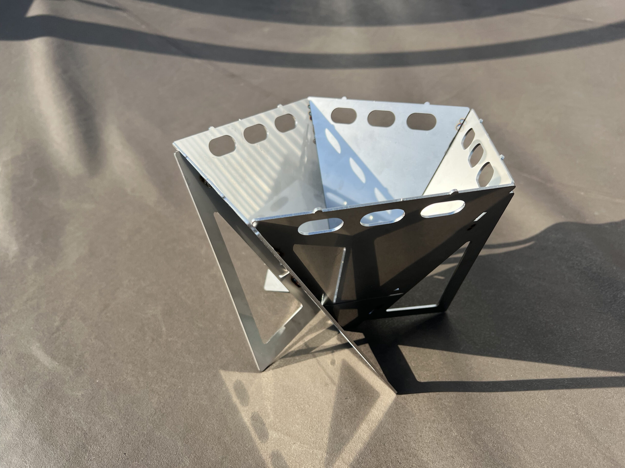 【特注焚き火台】丁寧なバリ取り研磨で手馴染みの良さ・外観品質を追求！