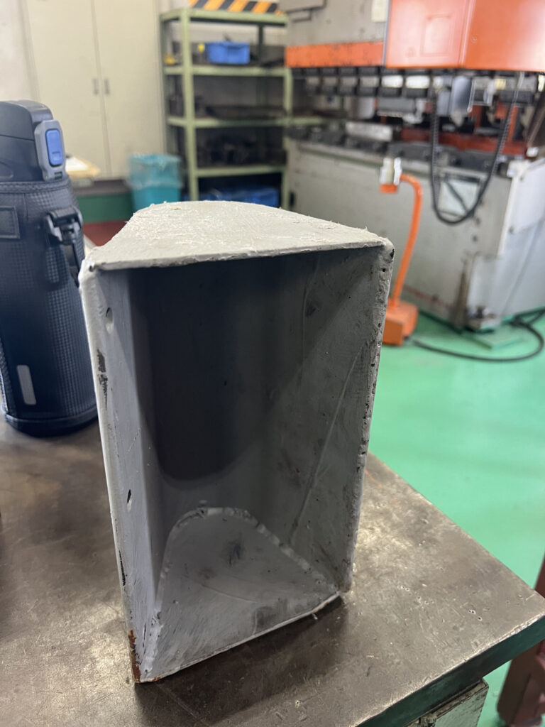 設備の稼働効率を最大化！過酷な石灰搬送に耐える高耐久・高精度な鉄製バケット