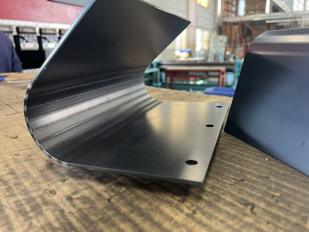 設備の稼働効率を最大化！過酷な石灰搬送に耐える高耐久・高精度な鉄製バケット