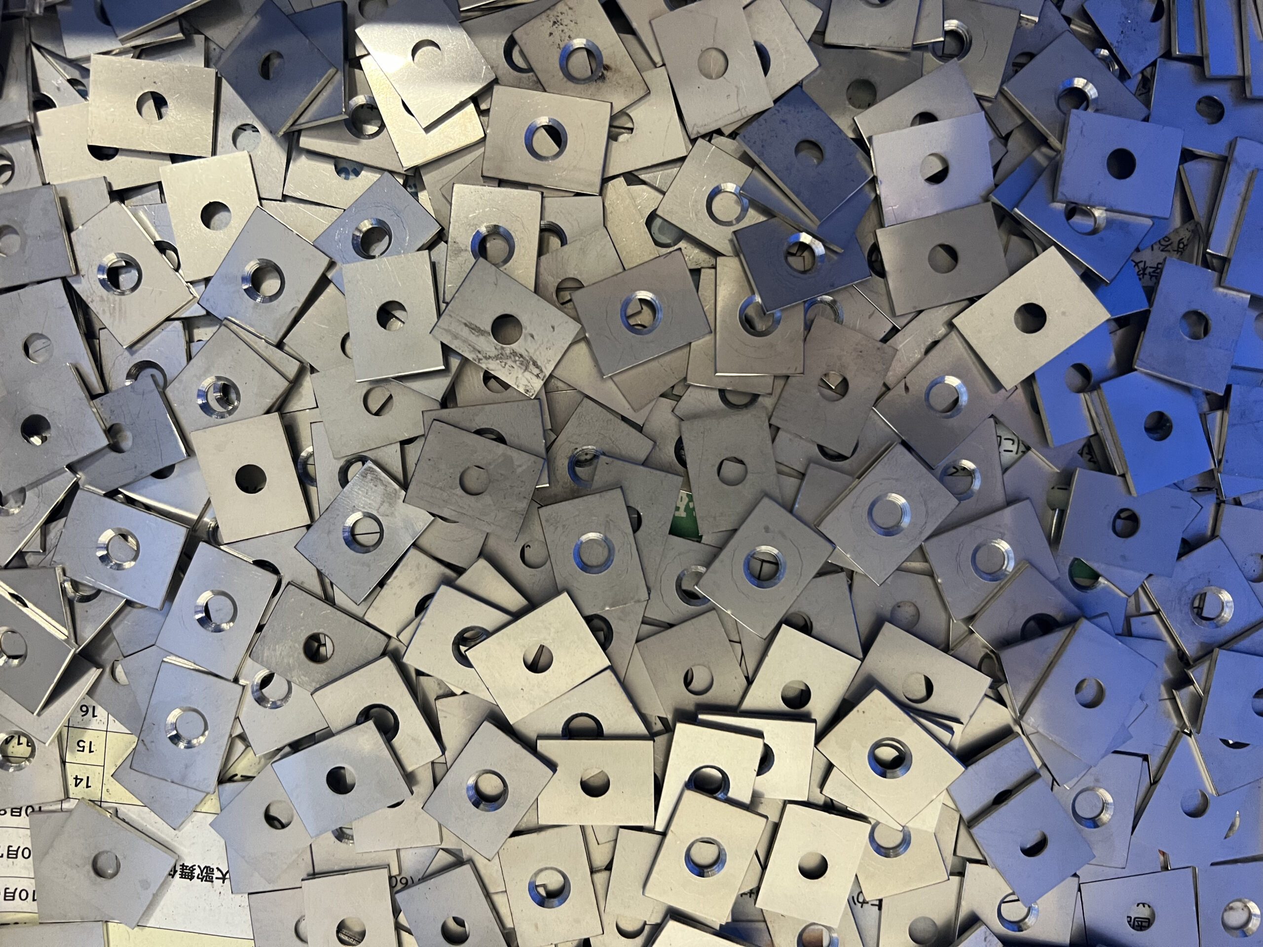 【ステンレス製角ワッシャー】金型レスのレーザー加工でコスト削減！